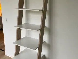 Reol med hylder og skuffe