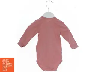 Rosa bodystocking med uglemotiv fra Hebe (str. 68)