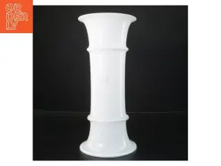Hvid vase fra Holmegaard (str. Ø 13,5x30 cm)
