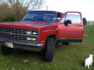 Chevrolet Suburban V2500 