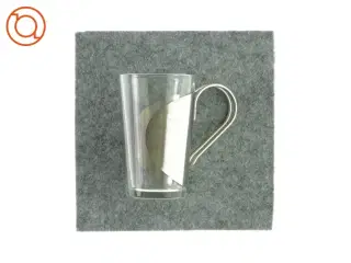 Glas med metal håndtag