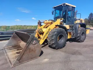 15tons maskine med traktordæk. Kun 6854 timer.