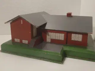 Gammel vinkelvilla i træ med aftageligt tag.4 rum