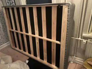 Nydelig Boxmadras seng på ben