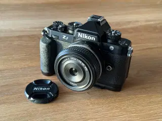 Nikon Zf med grib og objektiv 