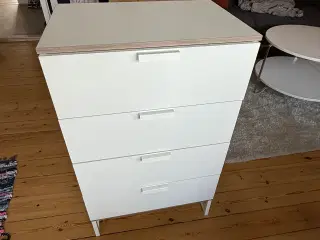 Pæn og rummelig reol 
