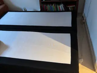 2x boksmadrasser + fødder i træ