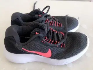 Nike sneakers str 35,5 
