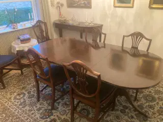 Hepplewhite spisestue m 8 stole. 