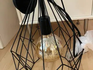 Loftslampe med stor pære.