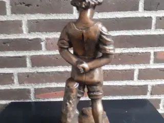 Dreng som kigger på en frø.
