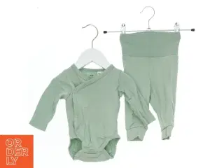 Grønt babysæt med bodystocking og bukser fra H&M (str. 62)