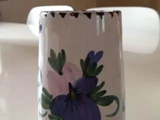Sød lille vase med blomster
