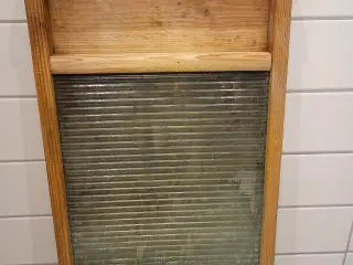 Gammelt vaskebræt med glasplade