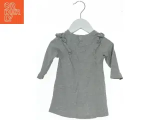 Kjole med flæsedetaljer fra Luca & Lola (str. 68)