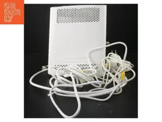 Hvid Internet router fra Sagemcom (str. 23x20 cm)
