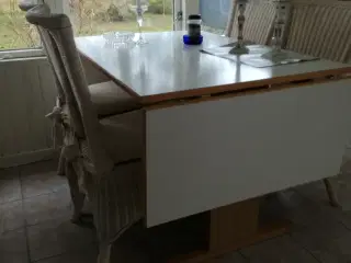 Spisebord med kurvestole