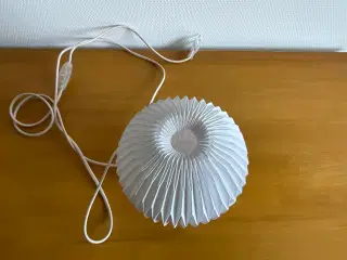 Le Klint bordlampe, lys eg med papirskærm