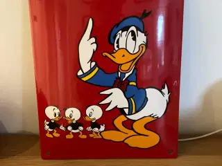 Emaljeskilt af det første Anders And blad buet ski