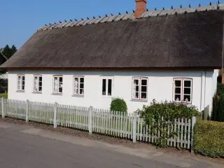 Hyggeligt, autentisk og nyrenoveret bondehus med str�tag og stor have i rolige omgivelser.