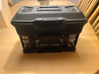 Værktøjskasse fyldt med indhold til hækle og strik