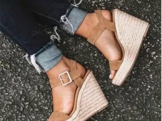 2 par sandaler i leopard og sand farvet