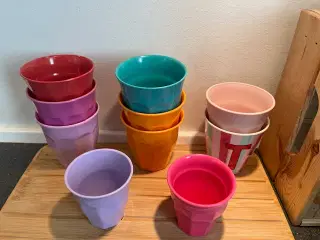 Farverige Melaminkopper (8 store og 2 små)