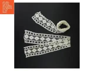 Hvide blondebånd (str. 135 x 7 cm og 62 x 7 cm)