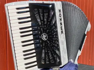 Hohner Bravo III 72 – Hvid Perlemor