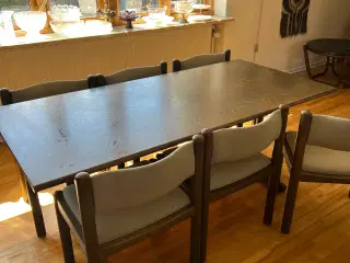 Spisebord med 6 stole