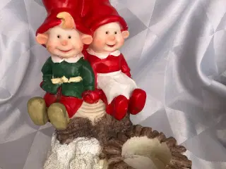 Nissepar på træstub i keramik/polyresin