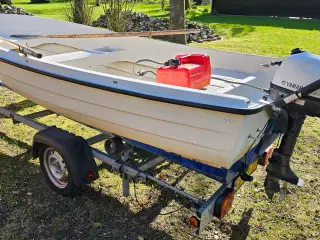 14 fods jolle, 6 HK Yamaha på Brenderup trailer