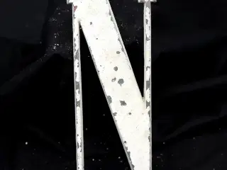 Messing facadebogstav “N” – rå patina