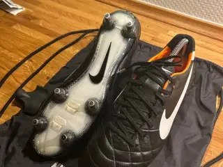 Nike Tiempo Topmodel: Legend VI SG sort + orange l