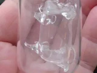 Glasgris med mindre glasgris inden i