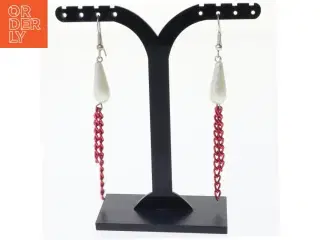 Øreringe med hvid dråbe og rød kæde (str. 9 x 1 cm)