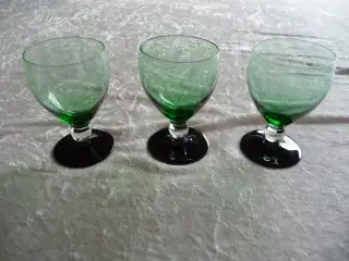 3 grøne glas med sort fod.