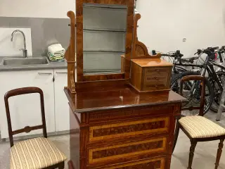 Toiletmøbel og to stole