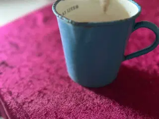 Blå emalje kande