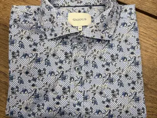 Skjorte med blåt blomstermønster