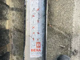 Stige med tagbøjle