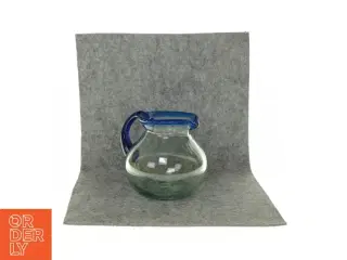 Kande i glas med blå detaljer