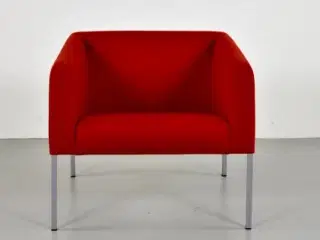 Skandiform lounge-/lænestol med rød polster og alugrå ben.