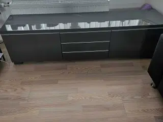 ✨ Grå højglans kommode – masser af opbevaringsplad