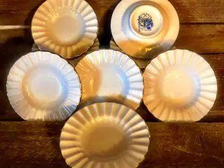 * Asietter med guldkant - fra Lyngby Porcelænsfabr
