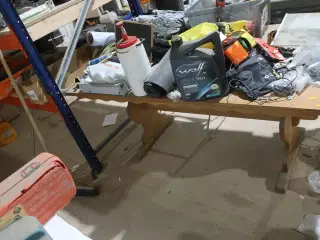 Bord med div. Værktøj og varelager