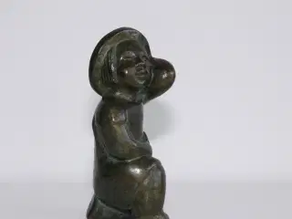 Ældre pige figur med hat i massiv patineret bronze