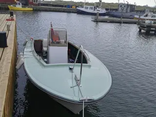 Coronet 21 Playmate V8