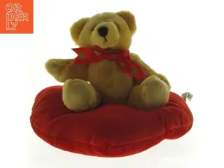 Bamse på hjerteformet plyspude (str. 24 x 20 cm)