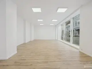 Hjørnebutik på gågaden i Nyborg. Mindre butik og stor facade.